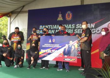 MOHD. Khairuddin Othman (dua dari kanan) menyerahkan mock cheque bernilai RM720,700 kepada wakil atlet SUKMA, persatuan sukan dan Majlis Sukan Daerah selepas melancarkan Hari Selangor Bersukan dekat Bukit Jugra di Kuala Langat, Selangor hari ini.