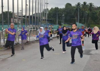 ROZIAH Mohd. Janor (depan tengah) sedang melakukan senamrobik sempena Hari Sukan Negara (HSN) Peringkat UiTM di Pusat Sukan hari ini.
