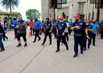 SHAHIDAN Kassim (dua dari kanan) ketika menyertai acara jalan kaki 3 km sempena Program Hari Sukan Negara 2021 Peringkat Wilayah Persekutuan, di Putrajaya. - UTUSAN/MOHD. HUSNI MOHD. NOOR