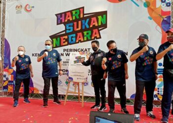 SHAHIDAN Kassim (tiga dari kiri) bersama Timbalannya, Datuk Seri Jalaluddin Alias (empat dari kanan) ketika melancarkan Program Hari Sukan Negara 2021 Peringkat Wilayah Persekutuan, di Putrajaya. - UTUSAN/MOHD. HUSNI MOHD. NOOR