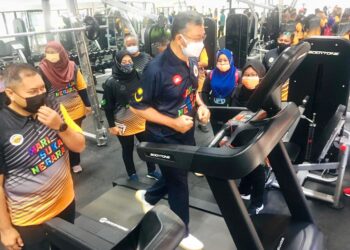 AZLAN MAN (tengah) pada majlis Hari Sukan Negara 2021 peringkat Perlis di Kompleks Belia dan Sukan negeri, Kangar, Perlis hari ini.- UTUSAN