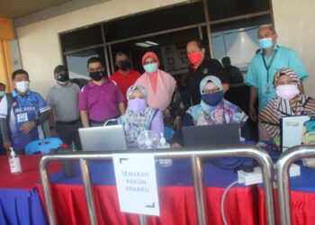 DR. Surinah Asan (belakang tiga dari kanan) mengiringi Ahmad Maslan (dua kanan) meninjau PICK Remaja di PPV Dewan Jubli Intan Pontian, di Johor. -UTUSAN/MUHAMMAD ZIKRI