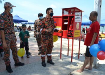 MOHD. Kamal Mohd. Timar memberi penerangan kepada pengunjung tentang penggunaan LiSA di Dataran Telok Kemang, Port Dickson hari ini.UTUSAN/ZAKKINA WATI AHMAD TARMIZI