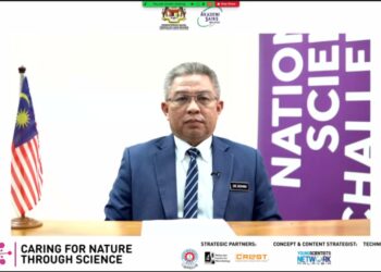 ADHAM Baba berucap merasmikan Grand Final Cabaran Sains Negara 2021 Piala Pusingan Perdana Menteri anjuran Akademi Sains Malaysia hari ini. – Foto ihsan ASM