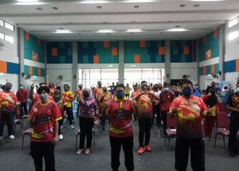 MOHD. Faizal Abdul Raji (depan, tengah) bergambar bersama sebahagian peserta HSN 2021 peringkat Kuala Selangor di Dewan Dato' Penggawa, Kuala Selangor, Selangor hari ini. - UTUSAN / MOHAMAD NAUFAL MOHAMAD IDRIS