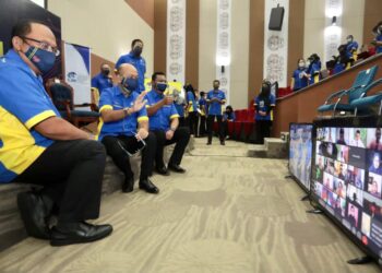 ZALIMAN SAULI (duduk tengah) dan timbalan-timbalannya berinteraksi dengan pelajar dan waris secara dalam talian sempena
majlis taklimat waris pelajar baharu Ijazah Sarjana Muda sidang akademik 2021/2022 secara dalam talian di Arau, Perlis hari ini.- UTUSAN