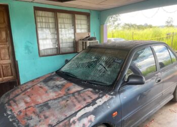 CERMIN kereta retak ketika pergelutan melibatkan dua individu dengan salah seorang terkorban dalam kejadian di sebuah rumah di Jalan Batu Pahat, Kampung Guar Sabun, Kangar, Perlis malam tadi.- UTUSAN