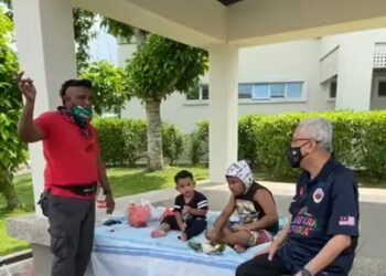 TANGKAP layar Ismail Sabri Yaakob bertemu dua kanak-kanak dan bapa mereka di RNR Lekas di sini hari ini.