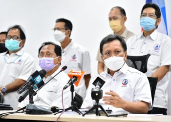 MOHD. Shafie Apdal (kanan) bersama pemimpin parti Warisan yang hadir dalam sidang media di Ibu Pejabat Warisan di Kota Kinabalu hari ini.