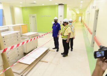 ISMAIL SABRI Yaakob (depan) diberi penerangan ketika meninjau pembinaan Hospital Bera di Bera, Pahang. - UTUSAN/SHAIKH AHMAD RAZIF
