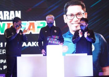 ISMAIL Sabri Yaakob (tengah) bersama Menteri Belia dan Sukan, Datuk Seri Ahmad Faizal Azumu (kiri) melakukan gimik pelancaran Hari Sukan Negara 2021 di Menara KBS, Putrajaya. - UTUSAN/FARIZ RUSADIO