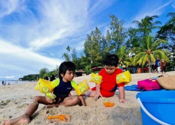 PARA pelancong yang menginap di Shangri-La Golden Sands di Batu Ferringhi, Pulau Pinang turut tidak melepaskan peluang untuk beriadah di kawasan pantai berhampiran hotel berkenaan.