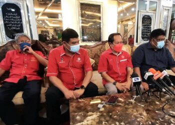 AHMAD Maslan (dua dari kanan) ketika sidang akhbar selepas menghadiri majlis perjumpaan khas UMNO bahagian seluruh Melaka di Dataran Baitul Tariq, Klebang, Melaka. - UTUSAN/AMRAN MULUP