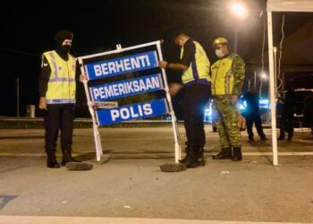 ANGGOTA keselamatan mengangkat penghadang pemeriksaan polis seterusnya menutup SJR selepas SJR-SJR di kawasan sempadan ditutup susulan kelonggaran merentas negeri telah dibenarkan di SJR sempadan Perlis/Kedah di Jelompok, Arau, Perlis tengah malam tadi.- UTUSAN/MOHD. HAFIZ ABD. MUTALIB