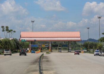 KEADAAN trafik di susur keluar Plaza Tol Kuala Terengganu masih lengang di Kampung Gemuruh, Kuala Nerus hari ini. - PUQTRA HAIRRY ROSLI