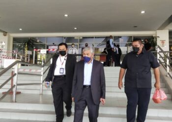 AHMAD Zahid Hamidi hadir di Kompleks Mahkamah Shah Alam hari ini bagi memohon kebenaran untuk mendapatkan semula pasport supaya dapat menerima rawatan slip disc dialaminya di Jerman.