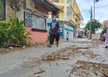 KEADAAN sampah sarap yang tidak dibersihkan di laluan kaki lima di hadapan deretan premis perniagaan di Jalan Pantai Chenang, Langkawi semalam. - UTUSAN/NUR AMALINA AZMAN
