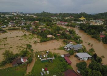 Keadaan banjir yang berlaku di Penampang akibat hujan lebat sejak awal pagi tadi.-IHSAN Media Sosial
