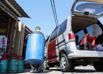 SEORANG penduduk di Jalan Kebun, Shah Alam, Selangor membeli bekas simpanan air di sebuah kedai sebagai persediaan menghadapi gangguan bekalan air bermula 13 hingga 16 Oktober ini. -  UTUSAN / ZULFADHLI ZAKI