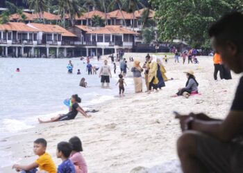 Hotel dan pantai di Port Dickson dijangka menerima peningkatan kehadiran pengunjung pada hujung minggu ini.- UTUSAN/MOHD. SHAHJEHAN MAAMIN.