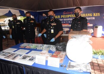 KAMARUL Zaman Mamat (dua kanan) menunjukkan sebahagian dadah dan barangan rampas di IPK Kedah di Alor Setar hari ini. - UTUSAN/MOHD. RAFIE AZIMI