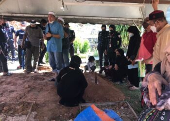 MOHD. Khairul (baju biru) pada pengebumian jenazah anaknya, Nur Kasrena Darwisyah Mohd. Khairul kanak-kanak autisme yang meninggal dunia selepas ditinggal dalam van, selamat dikebumikan di Tanah Perkuburan Islam Felda Sendayan, Seremban hari ini.-UTUSAN/ZAKKINA WATI AHMAD TARMIZI.