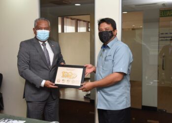 MD. Amin Md. Taff (kiri) bersama Azmi Mohamed di Pejabat Naib Canselor UPSI Kampus Sultan Abdul Jalil Shah di Tanjung Malim hari ini. - UTUSAN/IHSAN UPSI