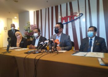 SULAIMAN Md. Ali (dua dari kanan) bercakap kepada pemberita pada sidang akhbar pelancaran Minggu Keselamatan dan Kesihatan Pekerjaan 2021 peringkat negeri di Hotel MITC di Ayer Keroh, Melaka. - UTUSAN/MUHAMMAD SHAHIZAM TAZALI