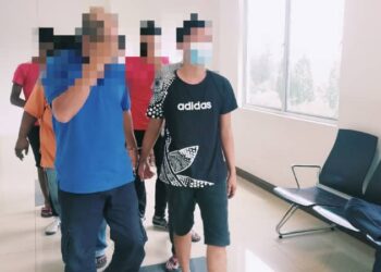 SEORANG duda anak satu (kanan) direman tiga hari oleh Mahkamah Majistret Shah Alam, Selangor bagi membantu siasatan menunjuk alat kemaluan di Setia Alam, petang semalam.