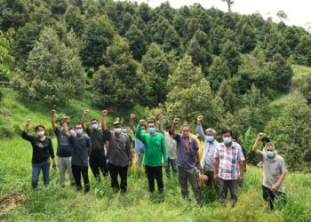 SEBAHAGIAN pengusaha berkumpul di kebun mereka yang dikatakan termasuk dalam kawasan Hutan Simpan Ulu Galas, di Kampung Pulai, Gua Musang, Kelantan. - UTUSAN/AIMUNI TUAN LAH