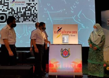 AMIRUDIN Shari meletakkan plak simbolik perasmian Kerjasama Pintar antara Majlis Bandaraya Shah Alam dengan agensi kerajaan negeri sambil disaksikan Datuk Bandar Shah Alam, Datuk Zamani Ahmad Mansor dan Exco Perumahan, Kesejahteraan Bandar dan Pembangunan Usahawan, Rodziah Ismail di Auditorium MBSA di Shah Alam, Selangor.