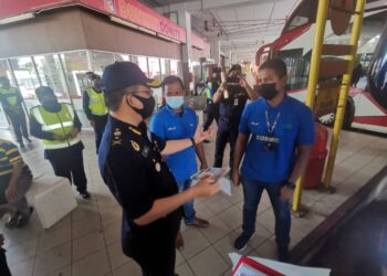 AZRIN Borhan membuat pemantauan ke atas pemandu dan pengguna bas di stesen bas, Terminal One di Seremban. - UTUSAN/NOR SHAFAWATI YUP