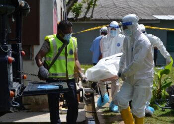 ANGGOTA polis membawa mayat lelaki yang ditemukan tergantung di rumahnya di Kampung Jerangkang, Labu, Seremban. - UTUSAN/ZAKKINA WATI AHMAD TARMIZI