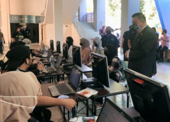 TAUFIQ Yap Yun Hin (kanan) meninjau proses pendaftaran kemasukan pelajar berkeperluan di UMS Kota Kinabalu hari ini.