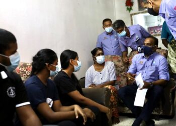 M. SARAVANAN (kanan) bertanya khabar kepada tiga beradik yatim piatu, Mahalatchumu K. Selvam (3 dari kiri) sewaktu program penyerahan faedah PERKESO di Taman Sentosa Klang Selangor pada hari ini. -  UTUSAN / ZULFADHLI ZAKI