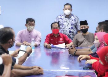 AHMAD Maslan (tengah) mengadakan perbincangan ketika lawatan dalam gerak kerja BN di Pusat Khidmat Masyarakat BN di Kampung Ketapang, Telok Mas, Melaka. UTUSAN/RASUL AZLI SAMAD