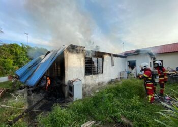 ANGGOTA bomba memadam kebakaran melibatkan dua buah rumah di Jalan Konkrit Perikanan Tanjung Sedili di Kota Tinggi, Johor.