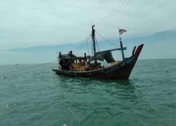 BOT dikendalikan empat warga asing yang ditahan kerana menangkap ikan di zon larangan di perairan Pulau Jarak dekat Lumut petang semalam. - UTUSAN/MARITIM MALAYSIA PERAK