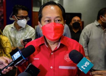 AHMAD Maslan ketika sidang akhbar di Menara UMNO, Pusat Dagangan Dunia Kuala Lumpur. -  UTUSAN/AMIR KHALID