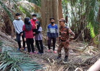 LIMA remaja yang diselamatkan anggota bomba dan penyelamat selepas terkandas ketika mendaki di Bukit Besar, Kulim semalam.