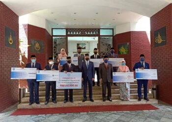 RAJA Muda Selangor, Tengku Amir Shah (depan empat dari kanan) berkenan bergambar bersama Pengerusi MAIS, Tan Sri Abd.Aziz Mohd.Yusof (depan tiga dari kiri) sempena Majlis Pelancaran Bulan Anak Yatim hari ini.