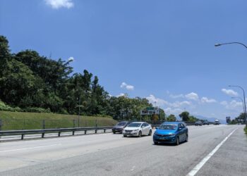 KEADAAN trafik lancar pada tengah hari ketika tinjauan di lebuh raya PLUS arah utara dekat Tapah hari ini. - UTUSAN/MOHAMAD HAFIZI MOHD SAID