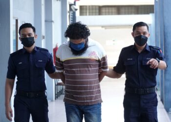 S. GUNASILAN (tengah) mengaku tidak bersalah atas tuduhan melakukan ugutan bunuh terhadap seorang wanita dalam kejadian minggu lalu ketika didakwa di Mahkamah Majistret Ipoh hari ini. - UTUSAN/ZULFACHRI ZULKIFLI