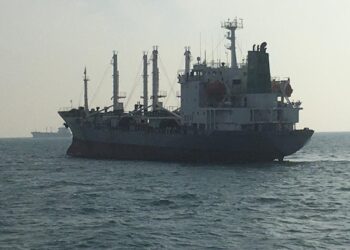 KAPAL kargo berdaftar di Panama yang memberi alasan diarahkan ejen bersauh ditahan selepas tiada kebenaran Jabatan Laut di perairan Johor timur berhampiran Tanjung Penawar, Kota Tinggi di Johor.