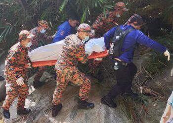 ANGGOTA bomba membawa naik mayat mangsa lemas di air terjun Lubuk Degong dekat Bidor hari ini. - UTUSAN/IHSAN JBPM PERAK