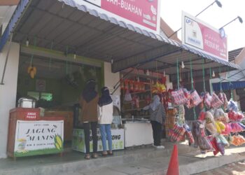 BEBERAPA pelanggan membeli makanan dan minuman di hentian rehat dan rawat (R&R) Paka di  Lebuhraya Pantai Timur 2 (LPT2) di Dungun, hari ini. - NIK NUR IZZATUL HAZWANI NIK ADNAN
