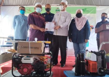 RAZMAN Zakaria (tengah) menyerahkan Sijil MyGaP kepada peserta pada Program Penyerahan Kit Pertanian Bandar di Bagan Serai hari ini. - UTUSAN/WAT KAMAL ABAS