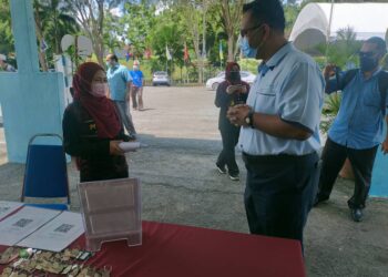 HAIM Hilman Abdullah bertanyakan sesuatu kepada pelajar, Nur Alia Natasha Zakaria di Inasis Petronas, UUM di Sintok hari ini. - UTUSAN/MOHD. RAFIE AZIMI