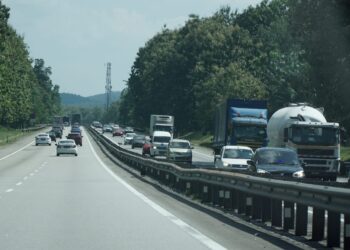 KEADAAN kenderaan di Lebuhraya PLUS arah utara (kanan) di laluan dari Tapah ke Gopeng  yang semakin bertambah ketika tinjauan hari ini. - UTUSAN/ZULFACHRI ZULKIFLI