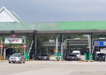 KEADAAN trafik bergerak lancar di Plaza Tol Sungai Petani Selatan di Sungai Petani hari ini. - UTUSAN/OTHMAN YAHAYA